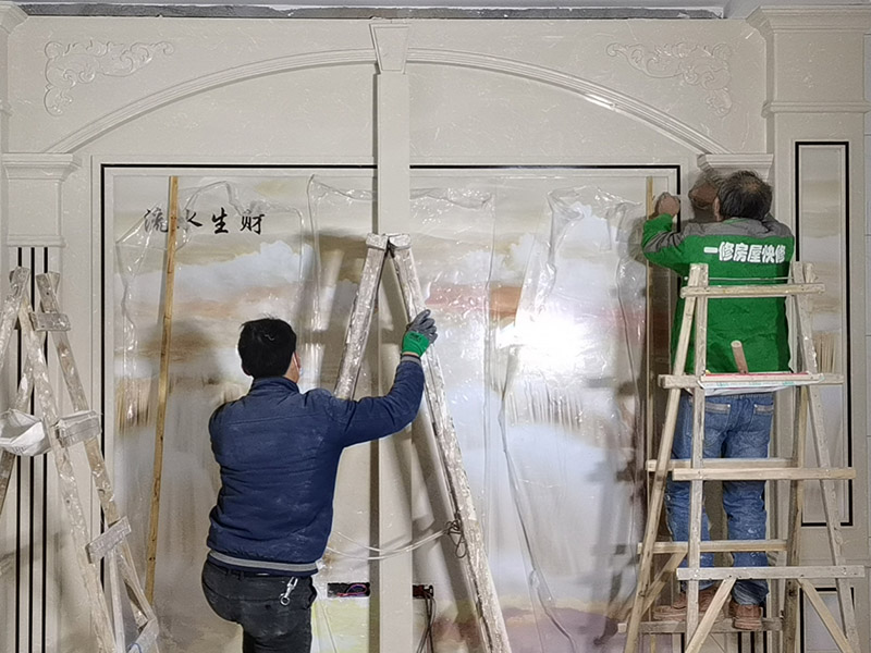 客廳背景墻裝修：電視背景墻一定會是裝修的重中之重,他的裝修類型有許多,例如外型鋁塑板、石膏板外型、外型鋁塑板、木制油漆外型、玻璃、石材外型,還有貼墻紙等各種裝修方式。做裝修計劃時一定要考慮一下客廳他自己寬度,一般情況下放置電視機比較看起來最佳的間隔是電視機尺度的3.5倍因此我們不能把電視墻做得太厚,以免導致客廳看起來比較狹小。背景墻面在施工時候，我們要確定好踢腳線高度，地磚厚度這些因素都是我們需要考慮進去的使各個外型諧和,如果沒有計劃踢腳線,那么面板、石膏板的裝置應當在地磚施工完成后,以防受潮。