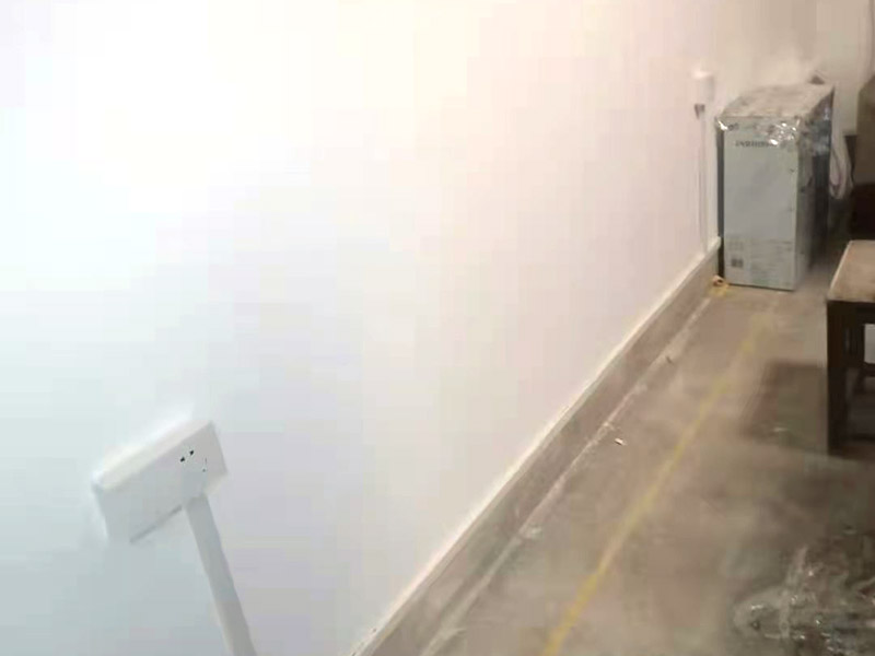 全屋明裝線路：畫框線：根據(jù)需要，在墻面的合適處畫出埋穴位置，并比照接線盒大小（四周bai放大2—3毫米），畫出開鑿范圍框線（兩個(gè)裝蓋孔應(yīng)保持水平）。 鑿框線：以平口鑿沿柜線垂直鑿出深溝，然后從框內(nèi)向框外斜鑿去磚角，反復(fù)進(jìn)行，并注意不得崩裂框線。 鑿穴孔：將框內(nèi)多余磚角鑿去，直至深度略大于接線盒高度，不得過淺或過深。 修乎穴孔：鑿平埋穴四周與穴底，以放人接線盒端正、服帖為宜。 現(xiàn)埋接線盒：裝正接線盒，敲去安裝孔蓋，對(duì)準(zhǔn)線槽，并使裝蓋面稍稍伸出磚砌面，且低于粉刷面3—5毫米，再用調(diào)成膏狀的水泥粘牢 穿線引入：利用線管內(nèi)事先穿入的引線，將待裝電線引入線管之中。
