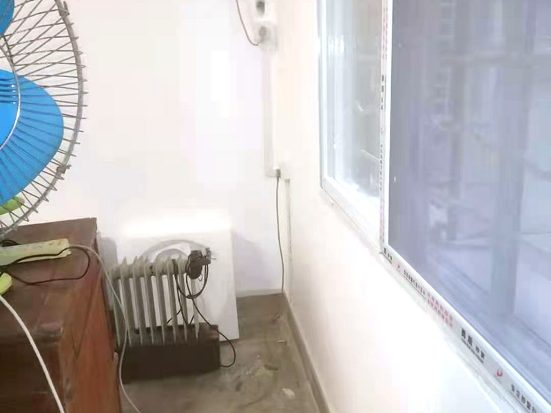 全屋明裝線路：畫框線：根據(jù)需要，在墻面的合適處畫出埋穴位置，并比照接線盒大?。ㄋ闹躡ai放大2—3毫米），畫出開鑿范圍框線（兩個(gè)裝蓋孔應(yīng)保持水平）。 鑿框線：以平口鑿沿柜線垂直鑿出深溝，然后從框內(nèi)向框外斜鑿去磚角，反復(fù)進(jìn)行，并注意不得崩裂框線。 鑿穴孔：將框內(nèi)多余磚角鑿去，直至深度略大于接線盒高度，不得過淺或過深。 修乎穴孔：鑿平埋穴四周與穴底，以放人接線盒端正、服帖為宜。 現(xiàn)埋接線盒：裝正接線盒，敲去安裝孔蓋，對(duì)準(zhǔn)線槽，并使裝蓋面稍稍伸出磚砌面，且低于粉刷面3—5毫米，再用調(diào)成膏狀的水泥粘牢 穿線引入：利用線管內(nèi)事先穿入的引線，將待裝電線引入線管之中。