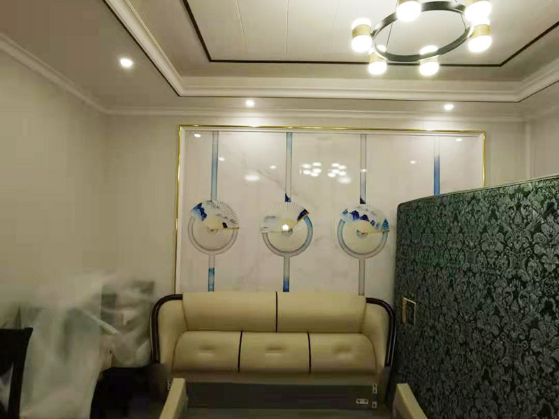 客廳造型安裝：客廳吊頂施工準(zhǔn)備,客廳吊頂施工準(zhǔn)備包含檢查設(shè)備管道是否安裝完畢、檢查結(jié)構(gòu)尺寸與設(shè)計圖是否相符、準(zhǔn)備好吊頂安裝材料和工具等工作。 安裝龍骨,龍骨分為兩個,分別是主龍骨和次龍骨。在進(jìn)行安裝時,要先將每條主龍骨吊到稍高于標(biāo)高線的位置上臨時固定,假如吊頂面積較大,可分成多個部分,依次吊裝。安裝完主龍骨之后,在安裝次龍骨就行了。
