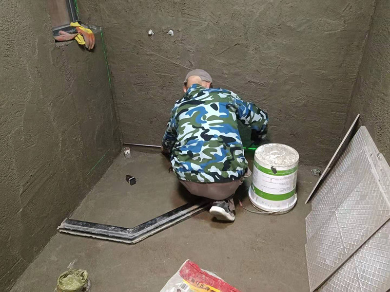 浴室找平貼磚：在鋪貼瓷磚前，我們要先把還沒(méi)涂抹水泥的地磚鋪在地上，并敲平，然后在地磚上涂滿水泥，鋪在地面，鋪地磚的過(guò)程中要對(duì)齊四塊磚的對(duì)角位置。  另外，在鋪貼瓷磚時(shí)也要講究鋪貼順序，在鋪地磚時(shí)應(yīng)從內(nèi)向外貼，有坡度或地漏的地方，要注意排水方向找坡，而墻面磚應(yīng)從下往上貼，底層的瓷磚要最后貼，這樣鋪貼出來(lái)才美觀，鋪完地磚后還要壓地磚。