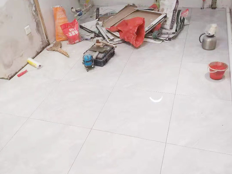 客廳地磚鋪貼:鋪貼前應(yīng)用水泥砂漿找地面或墻面，并按磚體尺寸劃好線，劃線時需預(yù)留3－5mm的灰縫，以防粘結(jié)物與磚體膨脹系數(shù)不一致而導(dǎo)致不良后果產(chǎn)生。 瓷磚受熱或者冬天遇冷會存在一定熱脹冷縮，同時粘貼瓷磚的水泥沙土也會隨著溫度和濕度的變化出現(xiàn)一定膨脹收縮，瓷磚間不留縫隙很容易導(dǎo)致瓷磚起拱裂開。瓷磚邊緣存在一定誤差，每塊瓷磚不能保證完全的平整，特別是裝修現(xiàn)場切割瓷磚容易出現(xiàn)誤差，留縫能保持整體整齊劃一。 