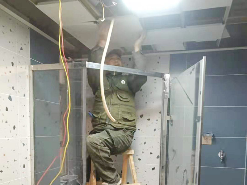衛(wèi)生間局部安裝：浴室柜鏡子在安裝之前，要測量好鏡子的尺度，鏡子的尺度應(yīng)該用卷尺量出，然后再在適合的位置，將墻面打孔，然后裝入墻塞，然后將螺絲擰入墻內(nèi)一定深度，然后再確定鏡子的穩(wěn)定性。根據(jù)鏡子背面墻上的兩個孔，對準套入墻內(nèi)的螺絲釘，固定好之后再用手緊緊的將它擰好，然后再用手試一下，看看鏡子會不會有松動問題，如果鏡子沒有東倒西歪的問題，那么鏡子就算是已經(jīng)安裝了，最后，鏡子安裝好之后，要注重鏡面的清潔，一定要用濕毛巾先把鏡子好好擦一下，然后再用干毛巾再擦拭一遍，保證好鏡子的清潔和干凈，就可以進行使用了。