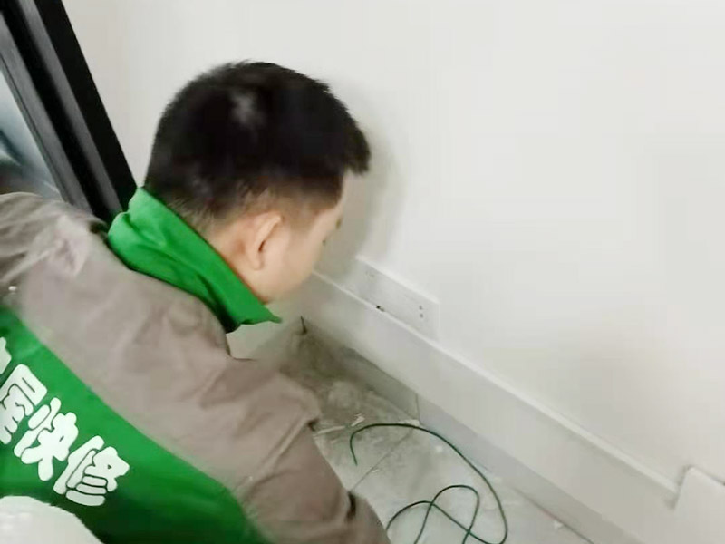 開關(guān)插座安裝：將盒內(nèi)甩出的導(dǎo)線留出維修長度，然后削出線芯，注意不要碰傷線芯。將導(dǎo)線按順時針方向盤繞在開關(guān)或插座對應(yīng)的接線柱上，然后旋緊壓頭，要求線芯不得外露。 先將盒子內(nèi)甩出的導(dǎo)線由塑料臺的出線孔中穿出，再把塑料臺緊貼于墻面用螺絲固定在盒子上。固定好后，將導(dǎo)線按各自的位置從開關(guān)插座的線孔中穿出，按接線要求將導(dǎo)線壓牢。 　　最后將開關(guān)或插座貼于塑料臺上，找正并用螺絲固定牢，蓋上裝飾板。