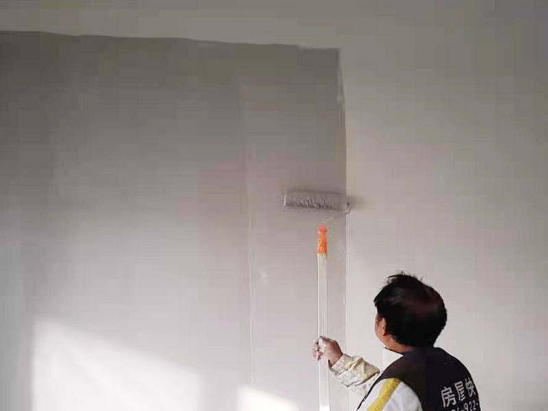 墻面滾刷乳膠漆：墻面修補(bǔ)：毛坯墻體。基層堅(jiān)固，不得有起砂、脫落等現(xiàn)象。陰陽角須彈墨線來衡量水平度。前一遍膩?zhàn)痈赏?，后一遍方能施工?刮膩?zhàn)樱簤ζ龊煤?，進(jìn)行兩道抹灰，基面加以修飾、補(bǔ)平。抹灰完后，刷乳膠漆?；举I成品膩?zhàn)臃?，加水?dāng)嚢杓纯闪恕?墻面打磨：刮膩?zhàn)雍?，基層不平整。需砂紙打磨修?fù)。中間可用燈泡照明，方便檢查平整度。 油漆操作：施工方法有排刷、輥刷、噴槍、批。排刷：省料，費(fèi)時(shí)間，干燥快，盡量一次完成，否則易產(chǎn)生接痕。輥刷：效果普通，浪費(fèi)油漆，性價(jià)比高。噴槍：效果好，速度快，省時(shí)，不易修補(bǔ)。批：效果好，費(fèi)料。