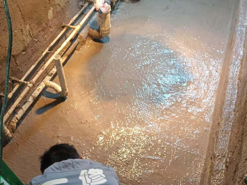基層處理是衛(wèi)生間做防水的基礎(chǔ)工作，要找平地面，確保地面的平整干凈。鋪貼涂料時(shí)要做到用力均勻，不能漏刷、缺刷，避免脫落、開裂等，過于干燥的季節(jié)也不適宜做防水。涂刷的厚度小于1毫米比較好。做完防水涂層后一定要涂上表面防護(hù)涂料，對(duì)內(nèi)部材料起到保護(hù)的作用。鋪保護(hù)層與鋪防水涂料一樣要做到均勻、無裂痕、不脫落。閉水實(shí)驗(yàn)是衛(wèi)生間做防水的最后一步，對(duì)防水施工進(jìn)行檢查。在防水層徹底干透后，在衛(wèi)生間蓄水24小時(shí)以上，看是否有漏水等現(xiàn)象。