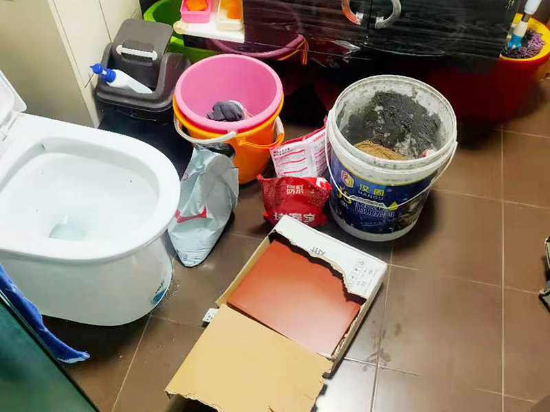 瓷磚修補維修:1，用錘子和鑿子，敲掉破損的瓷磚及原有的瓷磚粘合劑，直到露出原來的水泥墻面。 2，調(diào)好瓷磚粘合劑 3，先將瓷磚粘合劑拌勻，再用抹刀將瓷磚粘合劑涂抹到瓷磚背面。 4，粘合劑涂到瓷磚上之后，可以在粘合劑表面刮出鋸齒痕跡，增加瓷磚的粘合力，然后將瓷磚貼到墻面上。