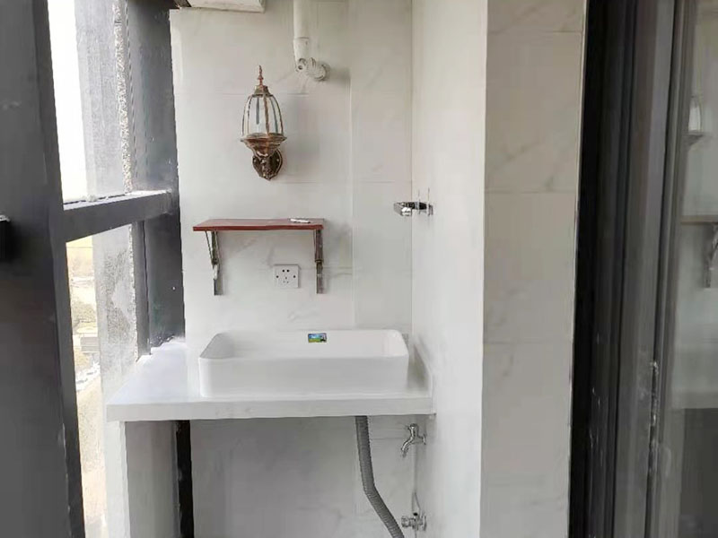 陽臺定制水槽安裝：水槽在安裝前一定要先確定好安裝的位置和尺寸，這樣方便我們按照尺寸訂購，最好是有水槽平面圖，免得數(shù)據(jù)不精確，導(dǎo)致返工。 另外，水槽安裝牢固以后，不要左右搖晃，很容易留下縫隙，造成松動。而且，最應(yīng)該留意的也是連接處縫隙的密封性。水槽放入臺面后，需要在墻體和臺面間安裝配套的掛件，但安裝過程中盡量多注意水槽的密封效果，最好能做好閉水試驗(yàn)。