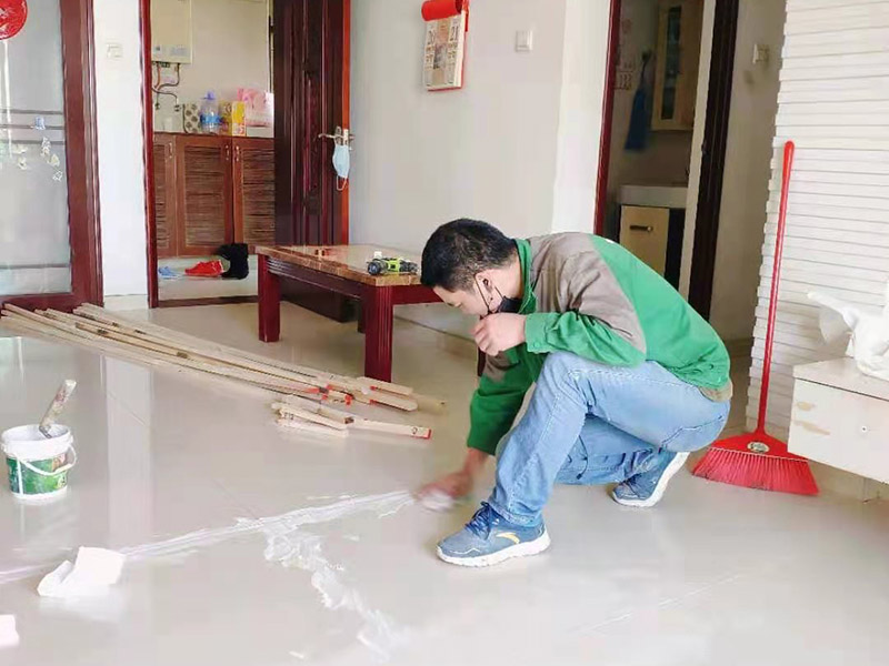 客廳瓷磚局部更換：沿瓷磚四周邊緣清除嵌縫白水泥，并用小鑿子仔細地拆除損壞的瓷磚。如四周瓷磚粘貼得很牢，又不想將四周瓷磚都換下，則可用裁玻璃的刀刻畫瓷磚的中間，將中間那部分瓷磚先鑿下來，然后用較鋒利的鋼鑿慢慢地將四周邊緣的碎瓷塊修理干凈。