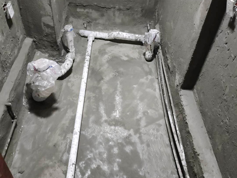 衛(wèi)生間防水找平:在進(jìn)行防水處理之前，一定先找平地面。找平層施工方法：基面有空隙、裂縫、不平等缺陷的，用水泥砂漿修補(bǔ)抹平。使基面必須堅(jiān)固、平整、干凈、無(wú)灰塵、油膩、蠟、脫模劑等以及其他碎屑物質(zhì)。找平層干燥后方可進(jìn)行防水層施工，施工期間應(yīng)防火、防水。防水層完成后，要進(jìn)行成品保護(hù)，不得上人走動(dòng)。