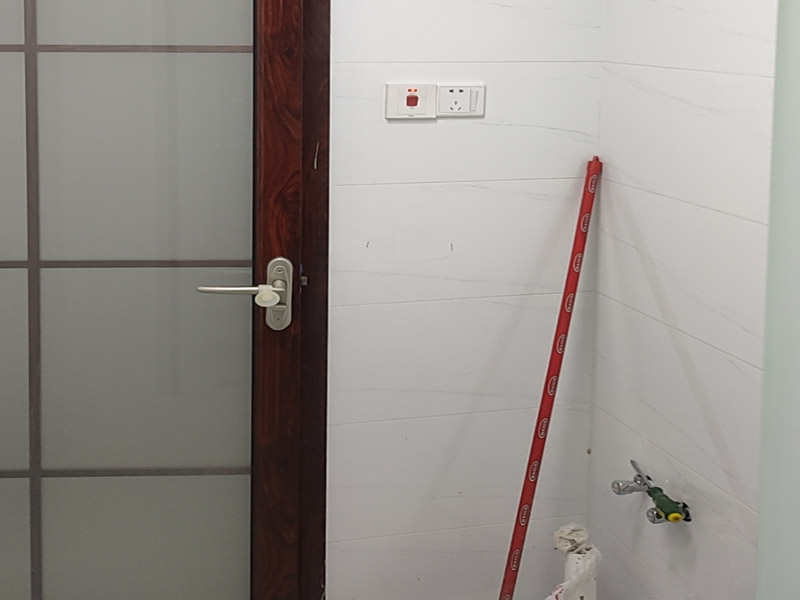 衛(wèi)生間裝修翻新：衛(wèi)生間改造中水電的改造尤為重要且需要最早開(kāi)始著手，由于會(huì)涉及到浴霸采暖、燈光的線路走向、水管的入墻等問(wèn)題，所以在改造之前需制定一個(gè)詳細(xì)的水電走向設(shè)計(jì)，從而提高安全質(zhì)量以及滿足裝修業(yè)主們生活的需要。其次就是需要對(duì)其做相應(yīng)的防水處理。因?yàn)樵谌粘５募彝ブ?，衛(wèi)生間的水是處處可見(jiàn)的，非常潮濕。衛(wèi)生間內(nèi)的防水涂料是由地面延伸到墻面的，涂刷過(guò)程中精良的保證厚度均勻。還需要處理好地面和墻面交界處的各類管件的涂刷。待防水處理完全確定后，等待地面干透就可以做后續(xù)的工程了。接下來(lái)就是貼瓷磚了。衛(wèi)生間改造中貼瓷磚不僅僅會(huì)有裝飾作用還能加強(qiáng)墻面和地面的防水效果。