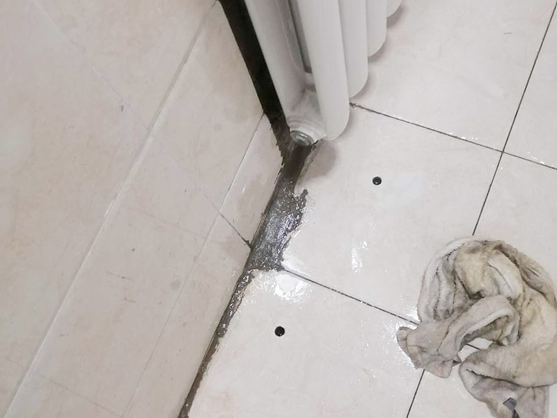 地面漏水維修：判斷地面滲水的方法：只要地面用水，樓下就有滲漏水現(xiàn)象，地面不使用水時(shí)，樓下不再滲漏水?！∫话闼軡B漏水量大，并且有持續(xù)性；往地漏，手盆，坐便倒水即可判斷下水管沒有問題，如果衛(wèi)生間連續(xù)幾天都沒使用水，但是還有滲漏水現(xiàn)象，并且滲漏水沒有減輕，即為上水管問題?！?如果衛(wèi)生間是防水層滲漏水，而不是上下水管漏水的情況。都是不需要刨瓷磚就可以維修好的了。　　 維修方法很簡單就是使用新型的滲透型防水劑在衛(wèi)生間表面再做遍防水，讓水不進(jìn)入地下，直接從水道流走。