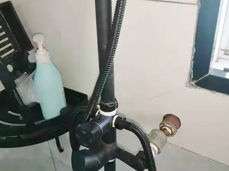 花灑角閥維修：首先關(guān)水管總閘，讓斷掉處的水管內(nèi)的水流干?？梢钥吹綌嘣诶锩娴?ldquo;外絲斷頭管”，在斷頭管的一處固定好鋸條在斷頭管內(nèi)壁的位置，用手來回鋸，根據(jù)斷頭管的壁厚，為了防止鋸壞外層的內(nèi)絲直接，在快要鋸到外層的“內(nèi)絲直接”時，拿出鋸條，大概鋸10分鐘左右就差不多了。 查看內(nèi)絲接頭是否完好無開裂,如果有開裂先更換內(nèi)絲接頭,也可加膠墊解決漏水問題;接頭沒問題,直接更換一個新角閥即可,角閥并不貴,建議要購買銅質(zhì)角閥。