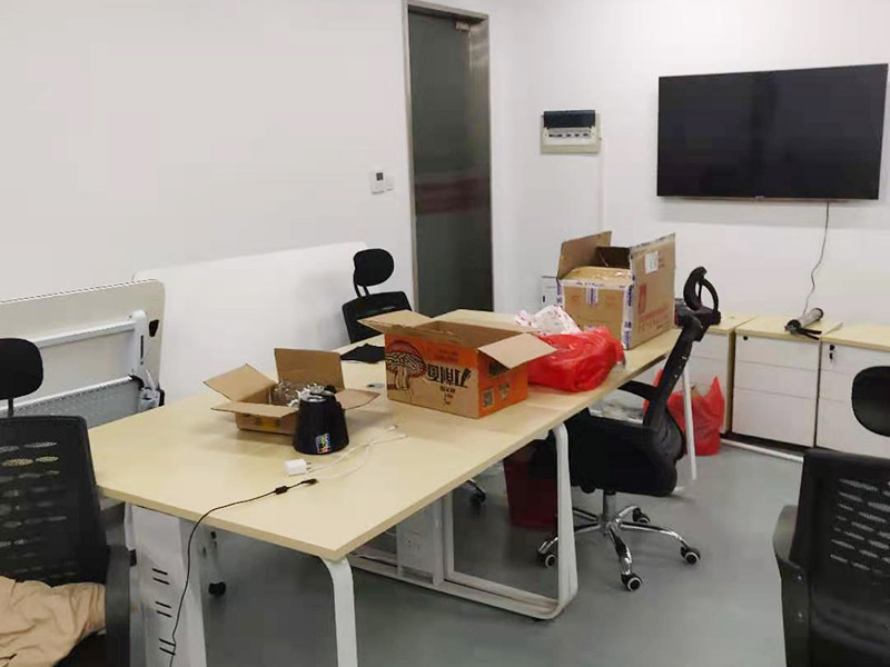 辦公室電路排線改造:首先，要想實現(xiàn)辦公室電腦和相關(guān)辦公設(shè)備信息接口的連網(wǎng)，并保證其可靈活使用性，使用穩(wěn)定性，臨時使用性，外觀美觀性。信息點的多少以及以后出現(xiàn)問題能否便于維護是進行辦公室網(wǎng)絡(luò)布線必需要考慮的因此，而辦公室布線作為用戶的最終使用的信息點(信息插座)墻上安放的位置、使用是否方便。 然后是辦公室強弱電線的布置，辦公室里強弱電(電力電源和圖象、數(shù)據(jù)、語音)線路的走向等因素都是規(guī)劃與設(shè)計的范圍之中，因此辦公室布線網(wǎng)絡(luò)，細節(jié)決定成敗。 最后是辦公室裝修布線需要滿足各種不同模擬或數(shù)字信號的傳輸需求。