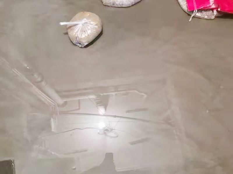 浴室防水閉水試驗：閉水試驗也叫蓄水試驗，要放滿水，水要有足夠容積。 蓄水試驗的蓄水深度應(yīng)不小于20毫米，蓄水高度一般為30～40毫米，蓄水時間不得低于24小時，移步樓下，觀察樓下樓頂有無漏水現(xiàn)象，無漏水現(xiàn)象視為合格。 一般在屋面、衛(wèi)生間或有防水要求的房間做此試驗。蓄水試驗的前期每1小時應(yīng)到樓下檢查一次，后期每2～3小時到樓下檢查一次。若發(fā)現(xiàn)漏水情況，則應(yīng)立即停止蓄水試驗，重新進行防水層完善處理，處理合格后再進行蓄水試驗。