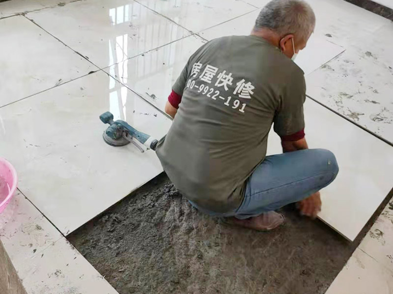 客廳地磚鋪貼：室內(nèi)地面的基層一定要處理干凈，如果有高低不平的地方要先鑿平與修補(bǔ)，基層要清潔好，不能夠有砂漿、白灰砂漿灰、油漬等，同時(shí)用水濕潤地面。如果鋪貼的是瓷質(zhì)磚，那一定要安放好標(biāo)準(zhǔn)塊，將其安放在十字線的交點(diǎn)，對角安裝。在進(jìn)行鋪裝操作的時(shí)候要每行依次的掛線，瓷質(zhì)磚地面鋪裝后的養(yǎng)護(hù)十分重要，在安裝24小時(shí)之后一定要灑水進(jìn)行養(yǎng)護(hù)，等鋪貼完成之后要覆蓋鋸末養(yǎng)護(hù)。瓷磚一定要浸水陰干，避免影響到凝結(jié)櫻花，導(dǎo)致發(fā)生空鼓和起殼等問題，鋪貼完成之后的2到3天內(nèi)不能夠踩踏。