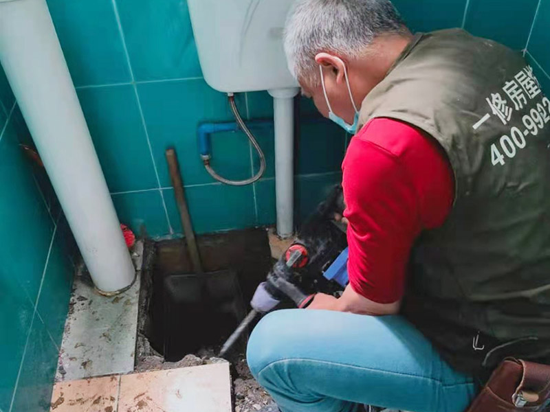 衛(wèi)生間蹲坑滲水維修：將表面的灰塵、油污、積水等處理干凈，并保持表面干燥； 如果瓷磚縫是用填縫劑填的，需要用刀劃出一個(gè)小槽； 在瓷磚面、瓷磚縫、墻縫、管根等水泥部位，噴滲透型防水劑，一定要噴涂均勻； 待防水劑9成干以后（大約2小時(shí)以后），用填縫膏填實(shí)所有瓷磚縫及破損和缺陷部位，管根周圍等薄弱環(huán)節(jié)用填縫膏涂刷加固； 地面與墻面連接處以及管根周圍用塑鋼泥做防水邊； 防水施工結(jié)束后，24小時(shí)內(nèi)施工部位不能淋水。
