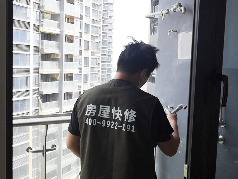 家具維修翻新：清除舊家具上的污垢也是非常關鍵的，因為這是確保古舊家具翻新質(zhì)量的最關鍵的工序之一。特別是對榫卯結合部位一定有殘存的鰾膠，因此要用刷子和熱水沖刷干凈，再用刨刃或刮刀輕刮榫頭的表面,直到見到新木茬為止，這樣是可以增加鰾膠的粘合力。另外，要仔細清理卯眼，特別要查看卯眼中是否有殘留的木屑，避免家具部件再次受到損害。清洗過的家具部件要干燥后才能試裝配。