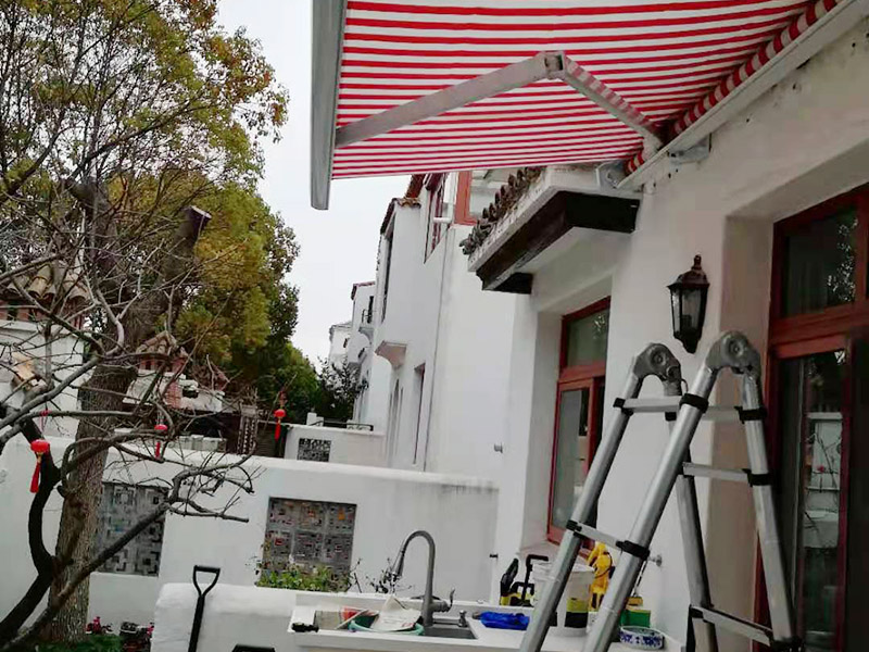 室外雨棚安裝調(diào)試：測(cè)量放線→安頂棚主骨架→安裝調(diào)平頂棚次骨架→安裝外層→安裝內(nèi)層→頂棚外部檐口調(diào)整及處理 ①根據(jù)安裝圖紙測(cè)量標(biāo)高和頂棚位置，用墨線彈出頂棚主骨架的位置線。②根據(jù)設(shè)計(jì)圖安裝膨脹螺栓，在將鋼板固定好，將主骨架的中心線投至鋼板。③安裝主骨架時(shí)先安裝兩端，然后再安裝中間部分；先組裝方鋼管，中間與預(yù)埋鋼板焊接。④主骨架安裝完畢后接下來(lái)安裝次骨架，并與主骨架焊接固定好。⑤外層的厚度有20mm，安裝好之后需要打膠，安裝壓條才算全部完成。⑥內(nèi)層的厚度為16mm，安裝前將上層底板擦干凈，也要進(jìn)行打膠和安裝壓條的工序。⑦后安裝外檐，將細(xì)節(jié)部分全部調(diào)整好即可。