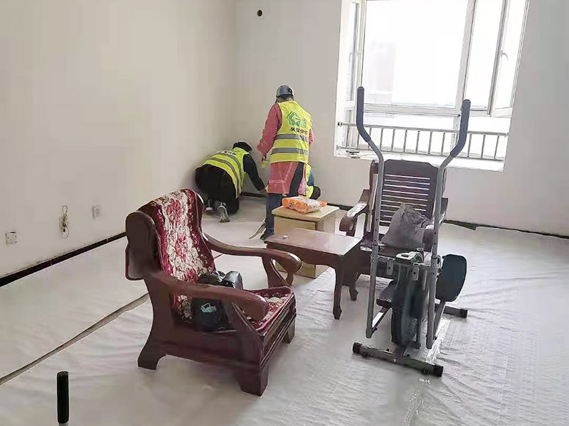 地面成品保護(hù)措施：瓷磚、地板的鋪裝，也屬于基礎(chǔ)裝修的部分，經(jīng)常發(fā)現(xiàn)瓷磚施工時(shí)和施工后都沒有做成品保護(hù)工作，具體的表現(xiàn)有：瓷磚邊鋪邊勾縫、在剛鋪的瓷磚、地板上堆放雜物、剛鋪的瓷磚就在上面走動(dòng)踩踏、地面瓷磚、地板沒有使用成品保護(hù)膜覆蓋等，這些都會(huì)影響瓷磚的鋪貼效果，造成瓷磚的施工質(zhì)量問題。