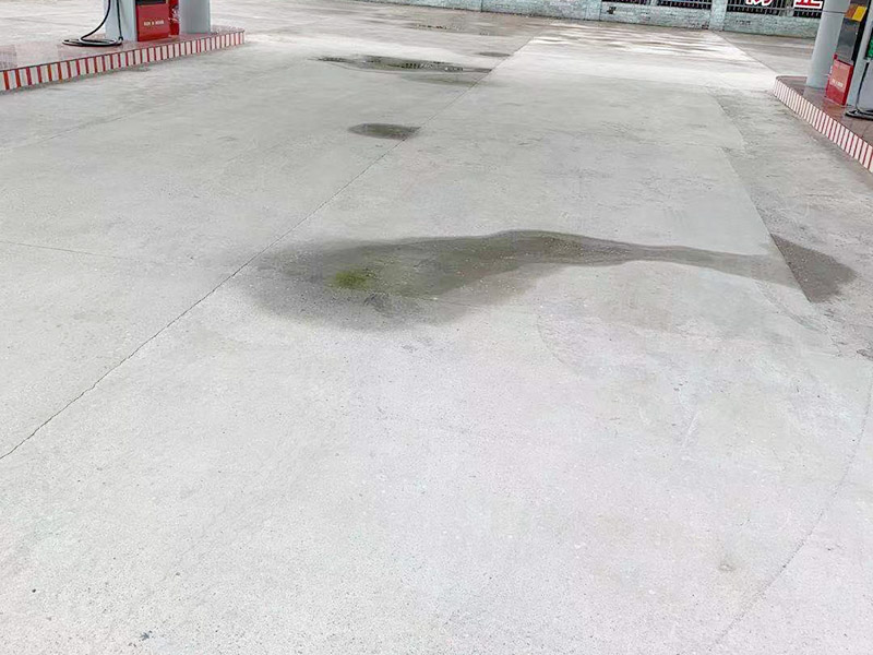 加油站漏水施工：先由專業(yè)人員檢查有無裂縫，根據(jù)前面的方案處理好裂縫后，在整個屋面鋪上防水卷材，若要加強防水效果，還可以再鋪上隔熱板，由于隔熱板的高度在20厘米以上，能夠達到保護防水層和隔熱保溫的雙重效果。 一般情況下專業(yè)施工隊會使用吊籃，由維修人員在外墻施工。處理辦法是：大裂縫可用堵漏王，小裂縫可用玻璃膠來補漏，修補時用外墻防水劑，噴上幾道之后就可以了。由于外墻裂縫補漏需要高空作業(yè)，市民一定要請專業(yè)施工隊來處理，以防安全事故放生。