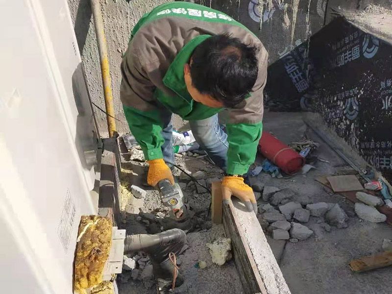 屋頂水管拆除改造：屋頂有很多的低矮的管道，其實是和其他住戶不相連的。這些是屋頂保溫層的排氣口。保溫層在施工時難免會有水分留在里面，施工結(jié)束后長期暴曬于屋頂，如果水汽排不出會造成屋頂起鼓開裂。所以在工程上要求有一定間隔的排氣口。 用水泥砂漿找平,同時做好防水層和保護(hù)層,然后,檢查基層處理并進(jìn)行清理,要求不能有任何雜質(zhì),且屋面必須保持干燥,否則會直接影響防水效果,最后,根據(jù)當(dāng)天的施工量配置相應(yīng)的瀝青,并參照從高到低、從遠(yuǎn)到近的順序,開始鋪貼屋面防水卷材。