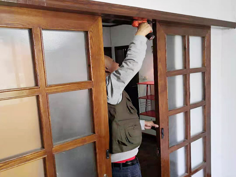 家具木門被踢壞了，若要自己動手進行家具木門維修要用到哪些工具