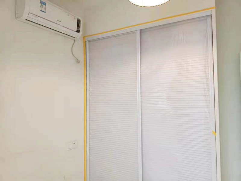 地面家具成品保護措施:在墻面翻新前，需要先將舊漆面鏟除干凈，之后在進行打磨，將墻面的浮沉雜物都清理干凈。如果墻面有凹凸不平的情況，要先用膩子修補，如果墻面出現(xiàn)空鼓的現(xiàn)象，也要將整面的墻皮進行鏟除，在做后續(xù)的處理?；鶎幼鐾旰?，需要將施工區(qū)域的家具物件移除，避免在翻新過程中，使家具受到損傷。