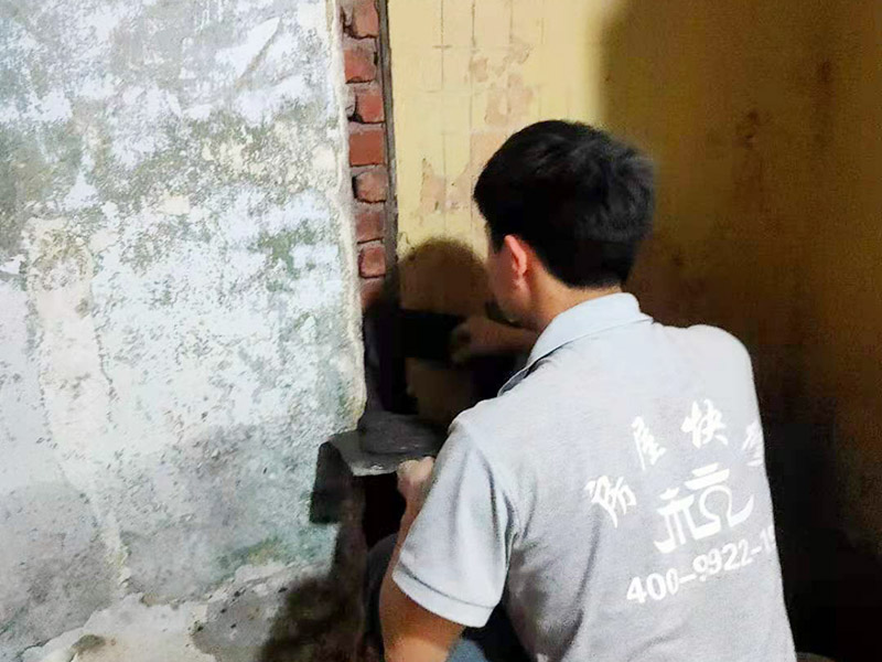 墻面抹水泥找平:步驟一：清理墻面；把墻面起皮和裂縫位置處理干凈，并用水泥砂漿補抹好，把殘留的灰渣鏟除干凈，然后把墻面清理干凈。需要注意的是：如果墻面吸水性比較強，要先用清水濕潤或是噴刷膠水做封底處理。  步驟二：第一遍刮膩子；水泥抹面的墻面最好配制底料，不僅能降低工程造價，還可以提高施工的質(zhì)量。 步驟三：第二遍刮膩子；第一遍墻體干透后，可以上第二遍膩子進一步刮平。但是第二遍的膩子調(diào)兌不易過稀，它的含水量別過大，要保證第二遍膩子刮涂后的水分盡快被第一遍的膩子吸收，只有等到墻面水分減少到一定程度后方才可進
