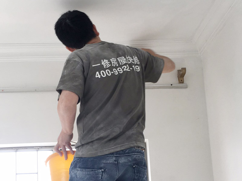 墻角刷漆施工：對門、窗框、家具與涂料連接處，粘貼分色紙保護。做好的木柜、隔板等家具要用報紙將其封起，以免油漆滴落弄臟家具。調(diào)色有顏色要求的墻面，事先應準確計算面積，一次將所用料調(diào)配均勻。一般用滾筒刷上漆后，需用筆刷對墻邊和墻角漏刷的地方進行補漆，特別是墻壁與角線、木柜、隔板等的接縫位置和墻壁的轉角處。帶墻面油漆干后，用砂紙對墻面進行打磨，以減少墻面刷痕，使墻面更加光滑。在打磨時候注意要不時用手來感受墻面的光滑度，以便判斷哪里需要打磨，而且打磨力度要適中，范圍要廣。