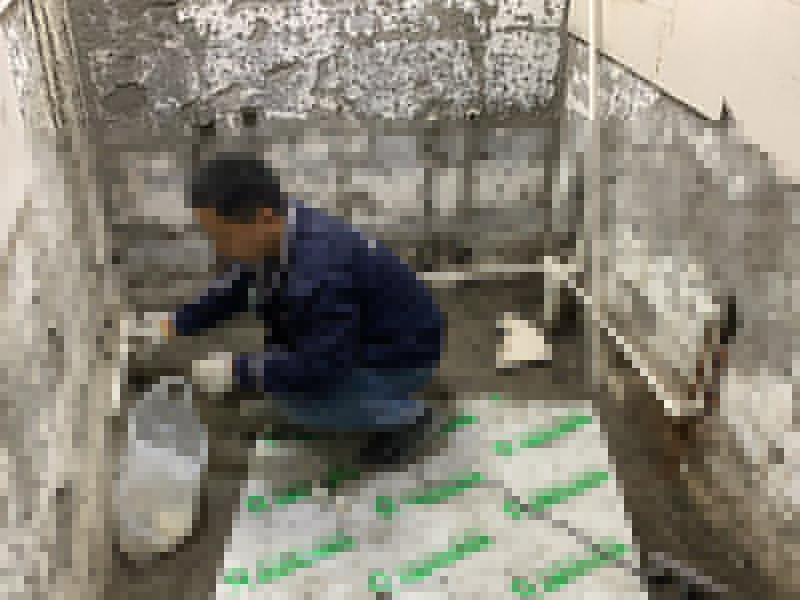衛(wèi)生間水管鋪設(shè)：畫線→開槽→下料→預(yù)埋→預(yù)裝→檢查→安裝→調(diào)試→修補→備案 1、開槽：有的承重墻內(nèi)的鋼筋較多較粗，只能開淺槽或走明管，或繞走其他墻面； 2、調(diào)試：即通過打壓試驗，如果沒有出現(xiàn)問題，水路施工就算完成了； 3、備案：完成水路布線圖，備案以便日后維修調(diào)試。