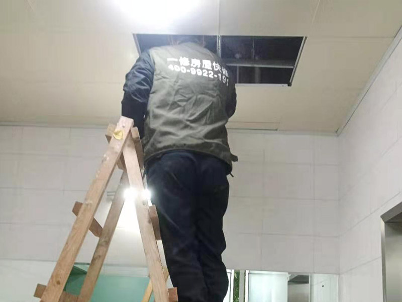 吊頂拆除檢查維修：首先檢查安全通道情況，必須保持安全通道暢通無阻。做好一些預(yù)留設(shè)施、重要部位、部件的防護保護工作，拆除承重墻時要先加固（由專業(yè)隊伍施工），得到相關(guān)單位的認可后方可進行下一道工序施工。將拆除區(qū)域內(nèi)的易燃易爆品包括廢紙、紡織品、木制品等集中外運。本工程為多層建筑物，高空作業(yè)采用移動式腳手架。拆除順序為：切斷電路→關(guān)閉給排水管→拆除管線→吊頂→龍骨→堆放→整理→清運等。 清理各層遺留物及垃圾等。