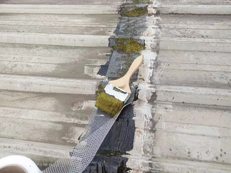 工廠屋頂漏水修補案例:首先要搞明白漏水的原因或地方。一般穿透是屋頂漏水的主要原因，比如混凝土出現(xiàn)裂縫、金屬屋頂出現(xiàn)銹孔等，大家可以根據(jù)屋內(nèi)的水質(zhì)、黑痕或者是霉菌進行確定。如果漏水的點比較小，或者是裂縫比較短，可以采取區(qū)域性修補，如果漏水地方比較大、屋頂?shù)牧芽p比較多，可以采取整屋修補。 屋頂表面清潔處理的工具至少包括掃帚，簸箕，一個或多個刮刀。要仔細清除任何一個可以影響到防水效果的雜物，對混凝土裂縫我們可以進行擴增，然后使用工具將裂縫中的污泥清除干凈。 對屋頂進行防水處理: 1、基層潤濕：涂刷之前，若基層較干燥，需在基層灑水潤濕，以確保涂膜附著強度； 2、大面施工：按照防水涂刷范圍，做第一遍涂膜施工，由墻面涂刷至地面； 3、涂刷厚度：第一遍涂膜不要涂刷過厚，涂膜厚度在0.5mm左右即可； 4、涂刷后處理：涂膜完成后確保防水施工部位空氣流通，做好防雨措施，并在門口設(shè)立警示牌，避免涂膜固化前防水涂層遭到破壞。在操作完成后一定要進行仔細的檢測，尤其墻縫、拐角以及容易積水的地方。