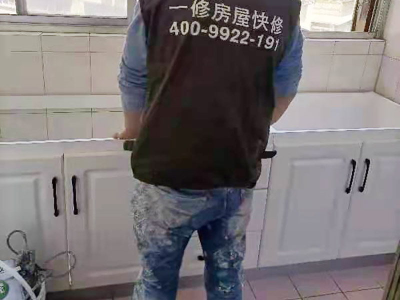 舊櫥柜更換安裝：櫥柜安裝一般先從地柜開始。把櫥柜外包裝拆開后。在櫥柜的邊緣貼上防火膜封邊。在下柜底部安裝上支腳，根據(jù)地面水平高度調(diào)整櫥柜。 櫥柜安裝需要找出基準點，L型廚房從直角處向兩邊延伸，U型廚房則先將中間的一字型柜體放整齊后，再從兩個直角處向兩邊站看，這樣可以避免出現(xiàn)縫隙。 櫥柜框架安裝牢固定位后，需要在櫥柜背面。一般安裝下水都會現(xiàn)場開孔，工人會用專業(yè)的打孔器按照管道大小進行打孔，打孔的直徑應(yīng)比管道大3-4毫米，并且打孔后要將開孔部分用密封條封邊，防止邊緣滲水木材變形。把打好孔的背板根據(jù)櫥柜位置，依次封裝進去。接下去就是安裝吊柜了。同下柜一樣，吊柜也需要根據(jù)需要現(xiàn)場打孔，比如脫排油煙機的排煙管的孔位。