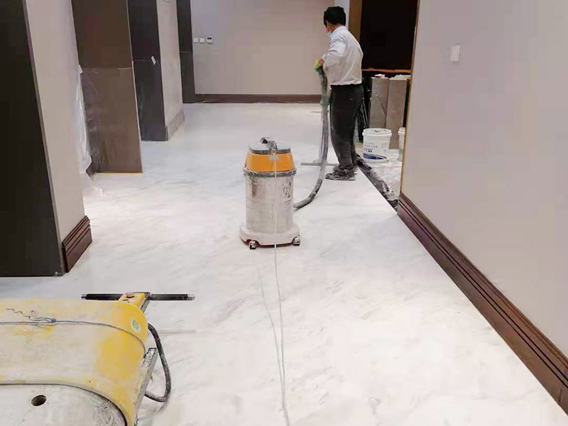 酒店走廊打磨翻新：瓷磚在經(jīng)過(guò)歲月洗禮之后，表面容易積水垢、油污，尤其縫里污漬特別多。所以在清洗瓷磚時(shí)，建議使用去污膏對(duì)表面進(jìn)行一個(gè)徹底清洗。處理瓷磚縫隙的話，可以用牙刷沾著去污膏然后刷去。最后再用清水清理一遍，擦干即可。如果效果不滿意的話，還可以使用拋光打磨機(jī)對(duì)瓷磚進(jìn)行打磨，雖然可以讓瓷磚恢復(fù)透亮，但對(duì)圖案紋理的完整性有一定的影響。