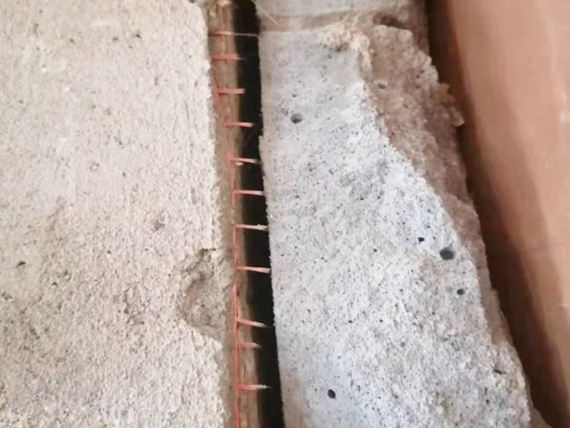 煙道維修施工：煙道一般是這樣的，倒樓板的時候，會在煙道位置留一個孔，要求混凝土返上30CM，防止?jié)B水，但大多數(shù)是沒有的，只會在這個孔周圍砌磚。也可換用成品煙道進行替換?！煹朗菑U氣和煙霧排放的管狀裝置，住宅煙道是指用于排除廚房煙氣或衛(wèi)生間廢氣的豎向管道制品，也稱排風道、通風道、住宅排氣道。