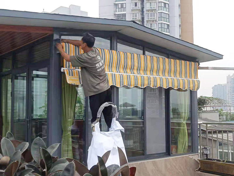 露臺(tái)雨棚安裝：在門楣上定位劃水平線，把塑料支架的固定孔距畫下來沖擊鉆打孔，要比膨脹螺絲深一些。   最好兩個(gè)人配合安裝，一個(gè)人托舉著，一個(gè)人安放膨脹螺絲，有4個(gè)，扳手?jǐn)Q緊。   接下來的就比較好安裝了.將組合好的雨棚耐力板插入剛才安裝好的雨棚中【支架的卡槽中】，螺絲固定。   全部安裝到位后，要到遠(yuǎn)處看看，雨棚外沿是不是處在一條直線上，如有高有低，放寬膨脹螺絲，調(diào)整一下支架，如果是墻面不平引起的，可用木片或塑料片墊一下。記得膨脹螺絲還要擰緊，不然雨棚會(huì)飛跑的。