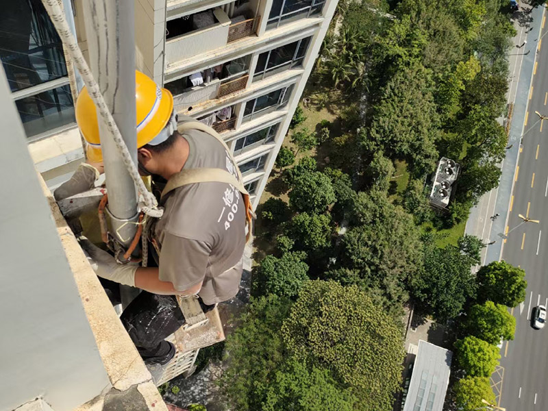 外墻高空作業(yè)：高空作業(yè)需要知道的小知識(shí)：高于地面2米以上(含2米)，且為懸空的高度作業(yè)是為高空作業(yè)。 安全措施需要注意這些點(diǎn)：高空作業(yè)人員必須正確佩帶安全帽，必須系好安全帶，并掛在牢固處(高掛低用)。高空作業(yè)嚴(yán)禁上下拋物，小型工具、配件用工具包盛裝或使用吊籃吊裝。檢查腳手架的扣件是否完好、螺栓是否擰緊;必須佩帶安全帶并掛牢(可拴在護(hù)欄上)。