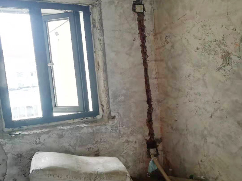 全屋電路改造：電路是家居裝飾中的隱藏工程，是家居裝飾的必然步驟。彈好平行與垂直線開槽，放好開關(guān)插座底盒，而開關(guān)插座底合安裝要彈水平線開槽，廚衛(wèi)間須根據(jù)設(shè)計的使用功能進行彈線開槽。布線都是使用線管進行暗埋，電線需要并頭連接，不能隨便連接，接頭處需要使用按壓接線法，線接好之后，使用絕緣膠布包住。
