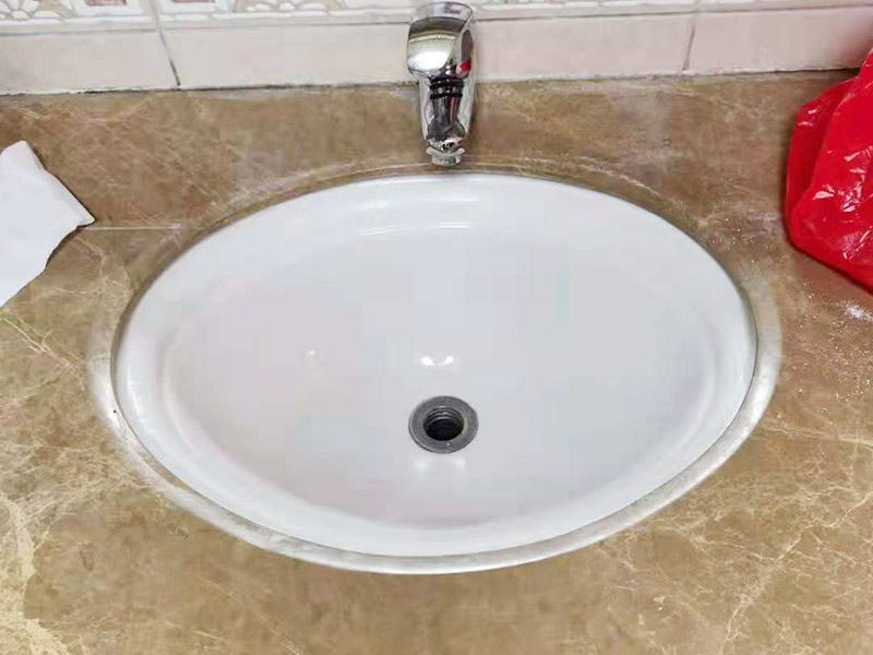 衛(wèi)生間地面防水貼磚：衛(wèi)生間地面先清理基層，然后用水泥砂漿修補(bǔ)鋪平,然后涂上防水涂料。 然后貼磚先把地板上灑上水，然后灑一層干水泥，再鋪一層沙漿，然后把地磚鋪在沙漿上。