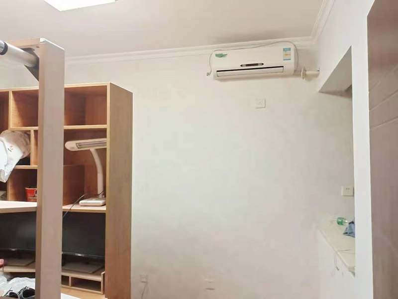 墻紙鋪貼翻新：墻紙空鼓脫落一般由于原有基底不一定密實,直接在原來的壁紙上鋪貼壁紙會存在較大的風(fēng)險,需要將原有壁紙全部鏟除,測量好墻體的高度，用壁紙刀裁切壁紙。注意，裁切的壁紙長度一般要多出墻面高度20～30mm,以方便最后的切邊處理。