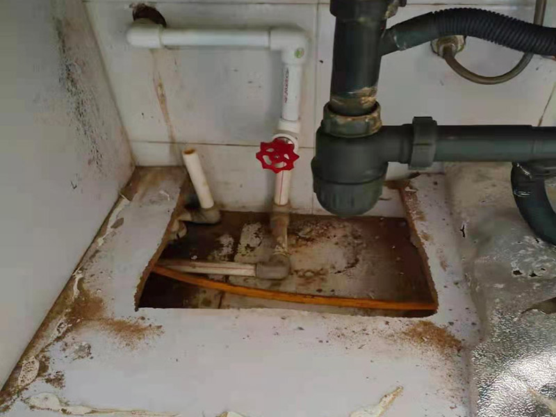 主排水管道維修更換：漏水的地方太大，建議換新水管，更換前要將整棟樓的水停下來，否則就會影響到后期的施工。更換的時候要將漏水的地方截掉，然后套上尺寸相同的新管，并用PVC膠水把連接處粘好。假如滲透的不嚴重，那么直接用PVC膠水粘結(jié)好，再拿防水布裹緊即可。