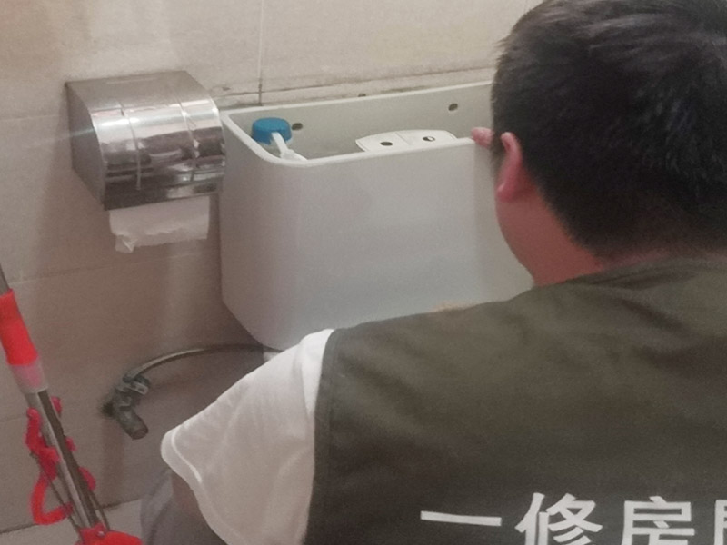 局部拆除維修：榻榻米的安裝是一個很講究工藝且相對較為復雜的過程，沒有專業(yè)人士的輔助，是根本裝不上的。只能安裝在固定的地方，所以后期如果有空間需要重新規(guī)劃只能拆除它，拆除時榻榻米可能就不能保證不損壞。