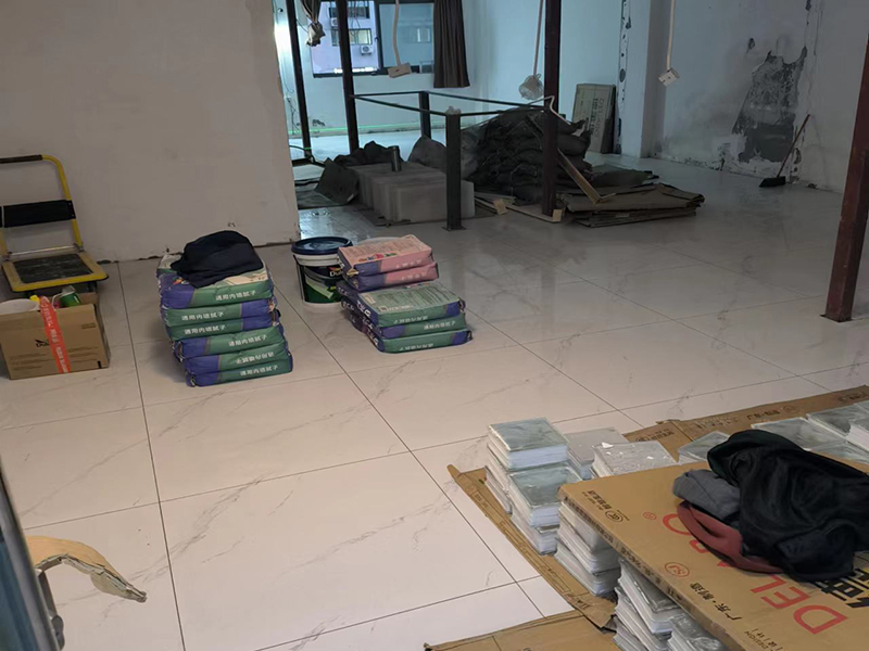 小編這次為各位展示的是泉州市鯉城區(qū)辦公室材料裝修翻新的施工案例，施工地址是衛(wèi)濱區(qū)世紀(jì)路隆勝華庭；客戶是網(wǎng)上找的一修公司，看評(píng)價(jià)以及服務(wù)項(xiàng)目還有綜合實(shí)力都不錯(cuò)，才選擇的我們。泉州市鯉城區(qū)辦公室材料裝修翻新案例中師傅把原來受潮的表面刮去，重新做防水，再刮膩?zhàn)?，再刷油漆。泉州市監(jiān)理全程跟蹤服務(wù)質(zhì)量，非常專業(yè)！而且一修可以選擇整裝還是局裝，可以選擇先服務(wù)后付款的付款方式等，如果您還有其他需求也可以到我們官網(wǎng)上查看更多的關(guān)于泉州市其他防水補(bǔ)漏維修，舊房全屋翻新，房屋各類安裝等施工案例。