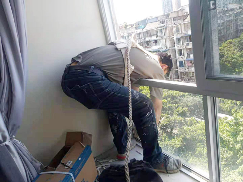 重慶窗戶維修工人通常如何解決門窗變形、漏風(fēng)的問題